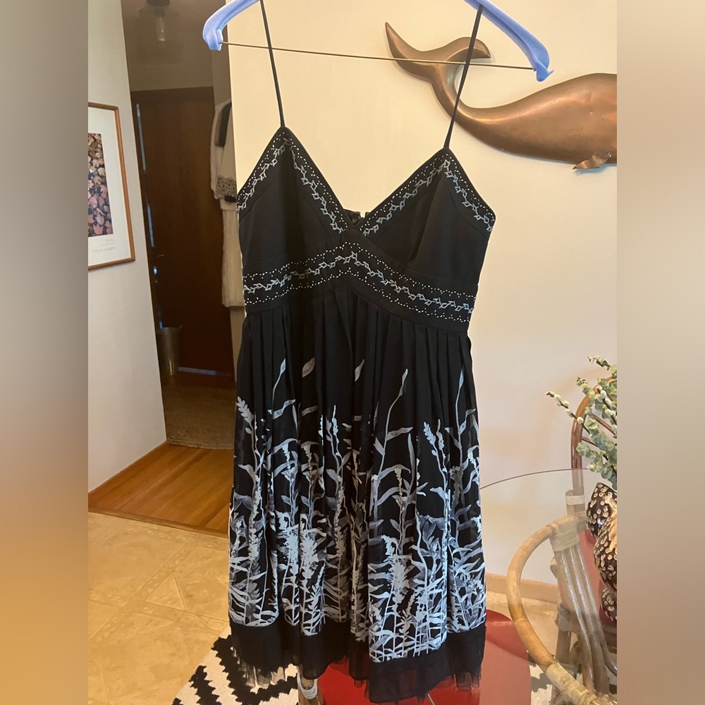$119 BCBG MaxAzaria black & white floral pleated cocktail dress tulle hem Size 2